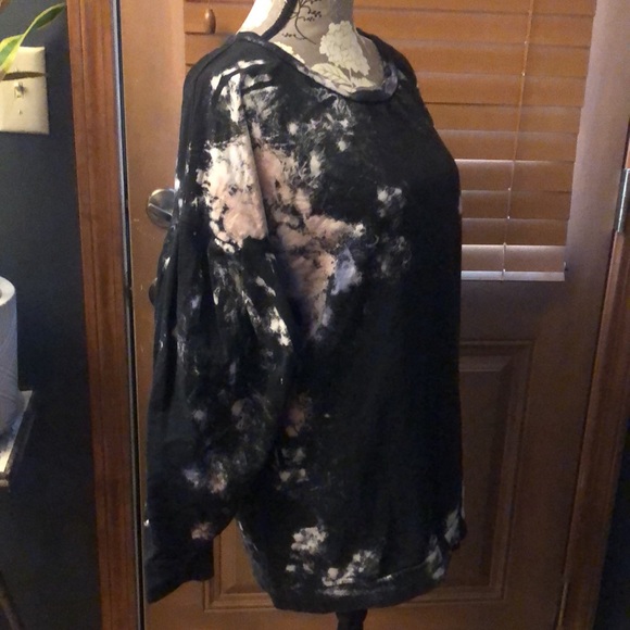 Free People black sweatshirt with billowy pleated sleeves and pink bleach effect - Picture 3 of 16